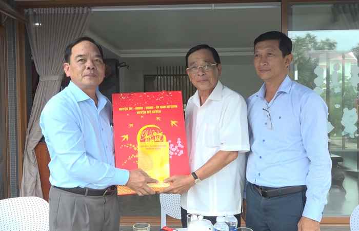 Bí thư Huyện ủy Mỹ Xuyên chúc tết các đồng chí cán bộ hưu trí, mẹ Việt Nam anh hùng, các gia đình chính sách