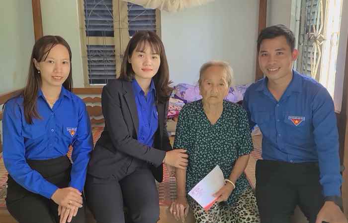 Trường Cao đẳng cộng đồng Sóc Trăng tặng quà, khám bệnh cấp phát thuốc miễn phí cho người dân xã Mỹ Phước