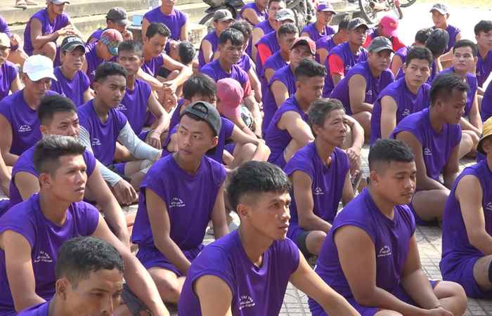 Mỹ Xuyên: Lãnh đạo huyện đến thăm, động viên tinh thần luyện tập 6 đội ghe Ngo