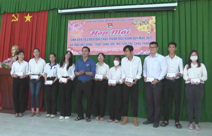 Huyện Châu Thành họp mặt sinh viên, tặng quà Tết cho hội viên Phụ nữ nghèo
