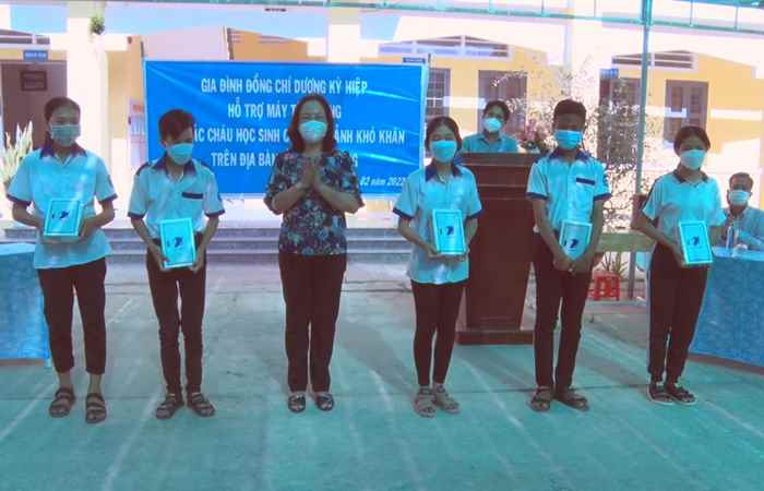 Ban Tuyên giáo Tỉnh ủy Sóc Trăng trao máy tính bảng cho học sinh có hoàn cảnh khó khăn 