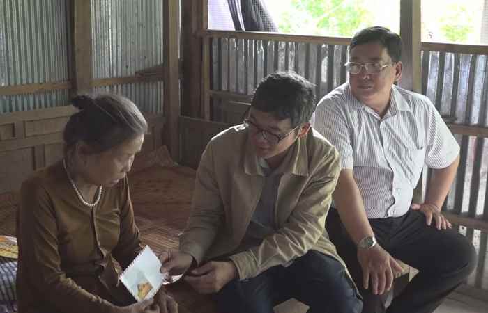 Lãnh đạo UBND TX.Ngã Năm thăm và tặng quà cho người cao tuổi