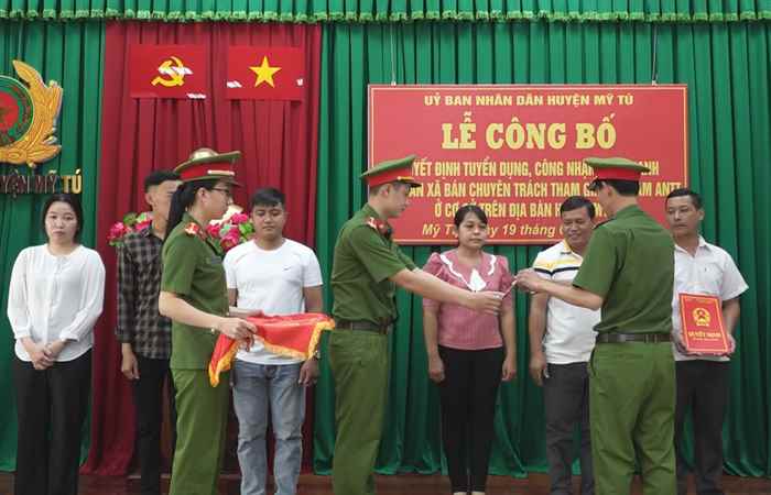 Huyện Mỹ Tú công bố Quyết định tuyển dụng Công an xã bán chuyên trách