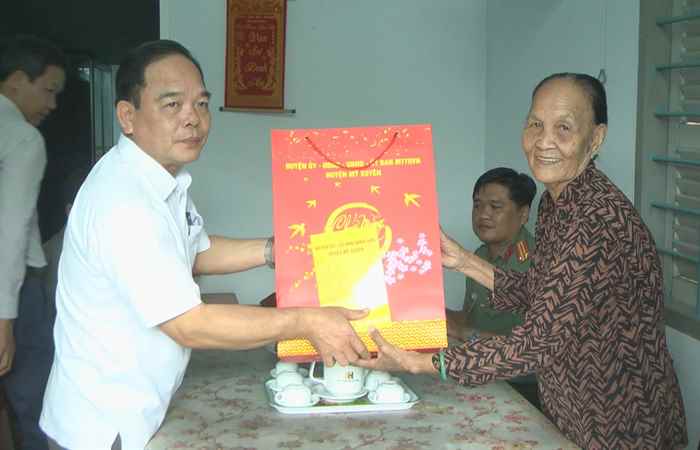 Lãnh đạo huyện Mỹ Xuyên thăm, tặng quà cán bộ hưu trí
