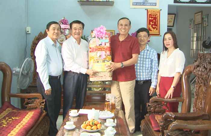 Lãnh đạo huyện Long Phú chúc Tết cán bộ hưu trí ở TP.Sóc Trăng
