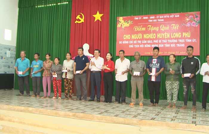  Thường trực Tỉnh ủy Sóc Trăng trao quà Tết cho hộ nghèo ở xã Long Phú