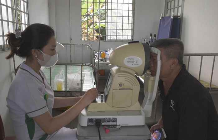 Khám mắt miễn phí cho bà con khó khăn ở xã Thuận Hòa, huyện Châu Thành