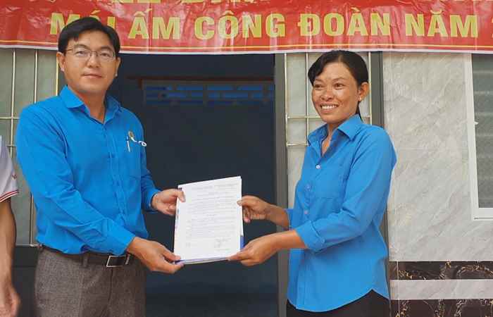 Liên đoàn Lao động huyện Mỹ Tú bàn giao nhà mái ấm công đoàn tại xã Thuận Hưng