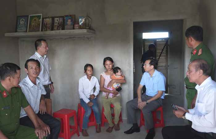 Vĩnh Châu: Đoàn công tác Uỷ ban ATGT Quốc gia đến thăm, tặng quà cho 2 gia đình có nạn nhân tử vong do tai nạn giao thông