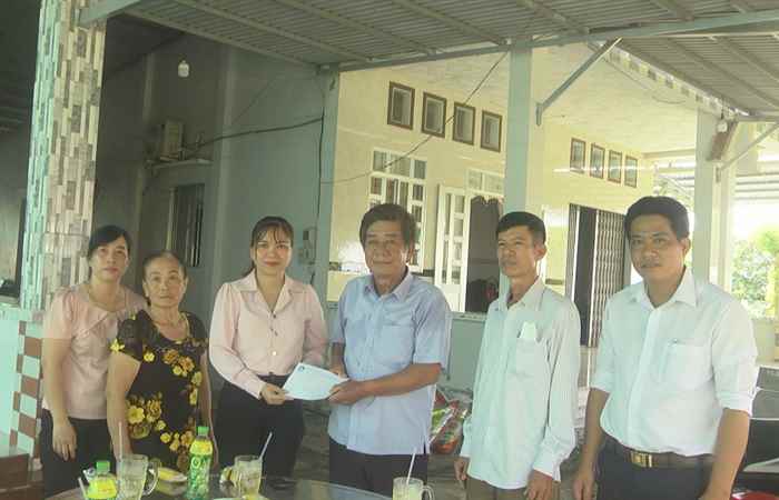 Mỹ Xuyên: Ủy ban MTTQ Việt Nam huyện thăm, tặng quà cho 9 cán bộ hưu trí
