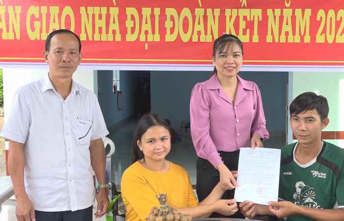 Mỹ Xuyên: Uỷ ban MTTQ Việt Nam huyện bàn giao 3 căn nhà Đại đoàn kết cho hộ nghèo