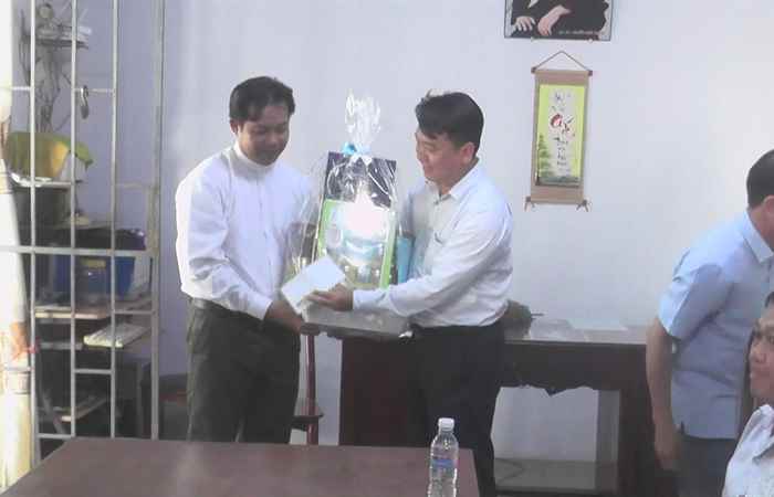 Lãnh đạo huyện Thạnh Trị và TX. Ngã Năm thăm, chúc mừng Giáng sinh tại Nhà thờ ấp 18, xã Tân Long