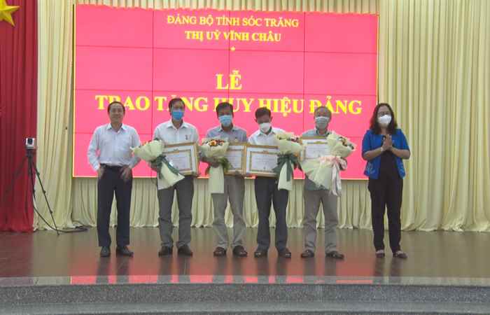 Kế Sách trao Huy hiệu Đảng đợt 19-5