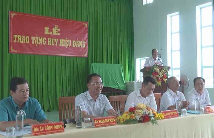 Huyện Châu Thành trao Huy hiệu Đảng cho 22 đồng chí 30 năm tuổi đảng trở lên