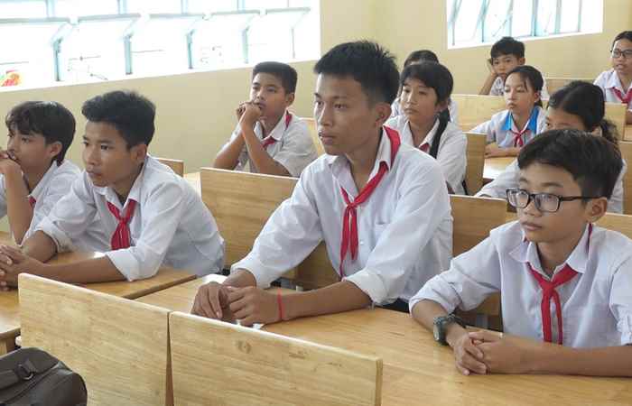 Huyện đoàn Mỹ Tú trao tặng quà cho học sinh nghèo