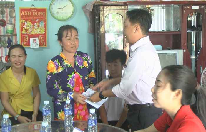 Hội LHPN huyện Mỹ Xuyên bàn giao nhà Đại đoàn kết cho hộ cận nghèo