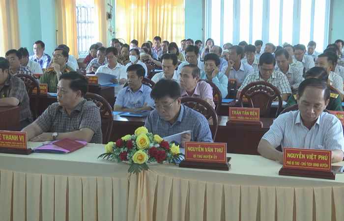 Huyện ủy Long Phú thăm, tặng quà, tri ân gia đình chính sách 