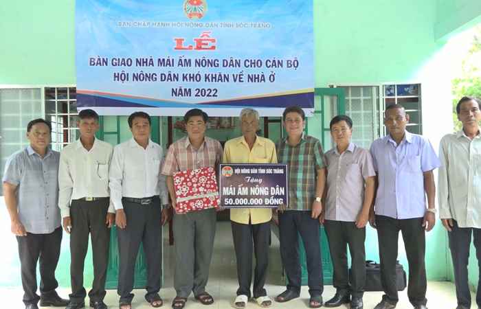 Hội Nông dân tỉnh Sóc Trăng bàn giao nhà “Mái ấm Nông dân” tại Long Phú
