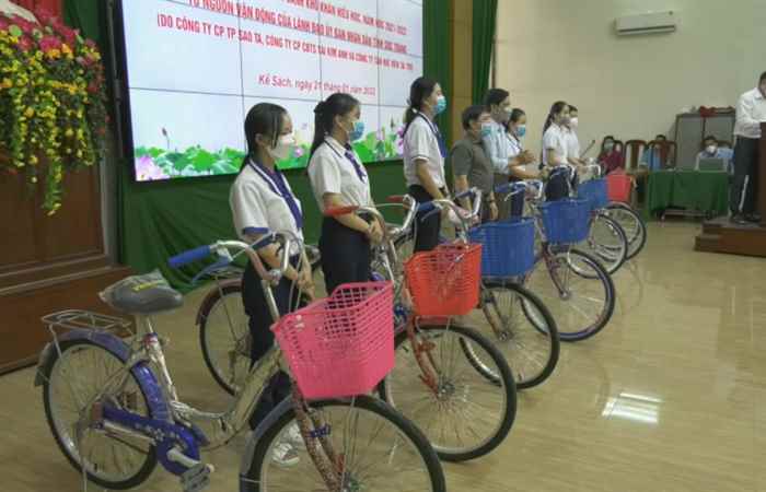 Hội Khuyến học huyện Kế Sách trao xe đạp cho học sinh nghèo