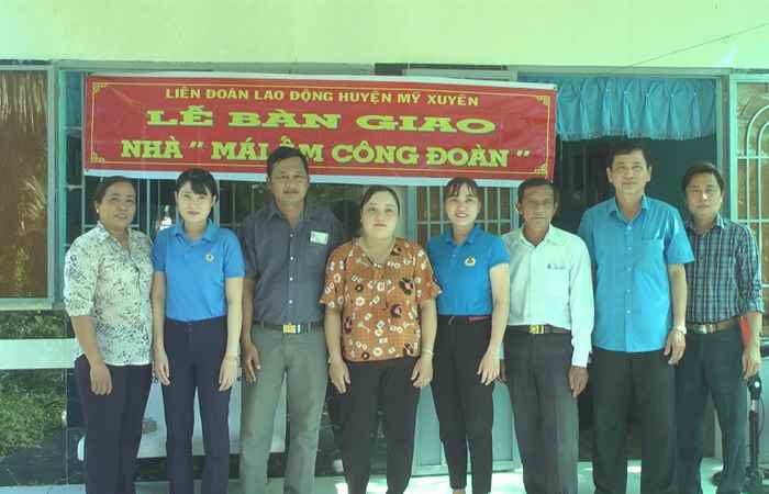 Mỹ Xuyên: Bàn giao nhà “Mái ấm công đoàn” cho đoàn viên có hoàn cảnh khó khăn