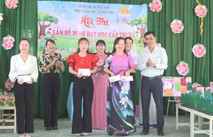 Ngã Năm: Hội thi làm đồ dùng dạy học năm 2022