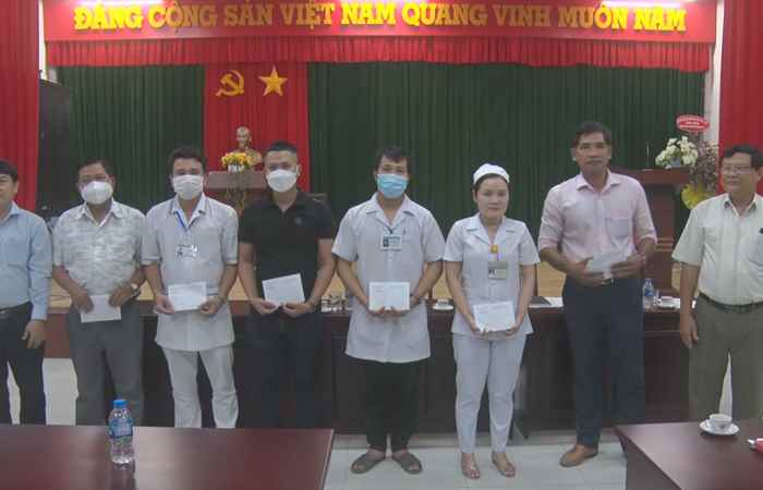  Cù Lao Dung: Lãnh đạo Huyện ủy thăm, tặng quà cho Trung tâm Y tế  