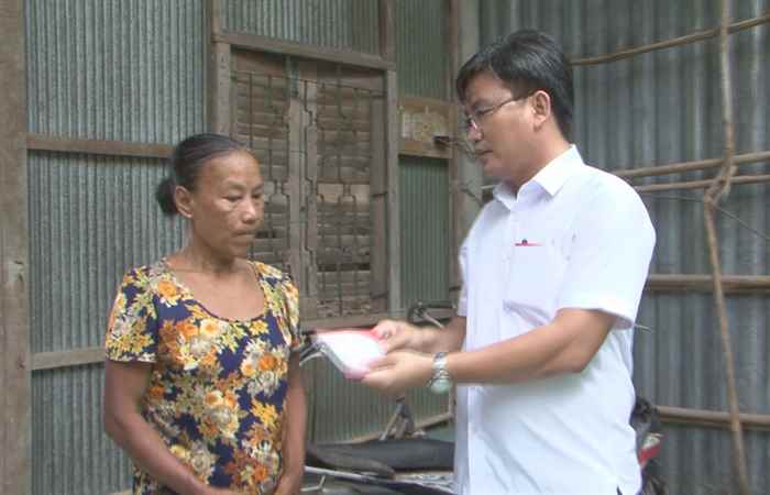 Bí thư Huyện uỷ Long Phú thăm hỏi các hộ dân bị ảnh hưởng do thiên tai
