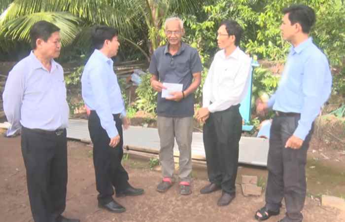 Cù Lao Dung: Lãnh đạo Huyện ủy đến thăm và trao tiền hỗ trợ cho các hộ dân có nhà bị lốc xoáy