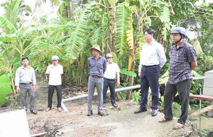 Lãnh đạo UBND huyện Trần Đề kiểm tra điểm sạt, lở và tiến độ thi công các công trình