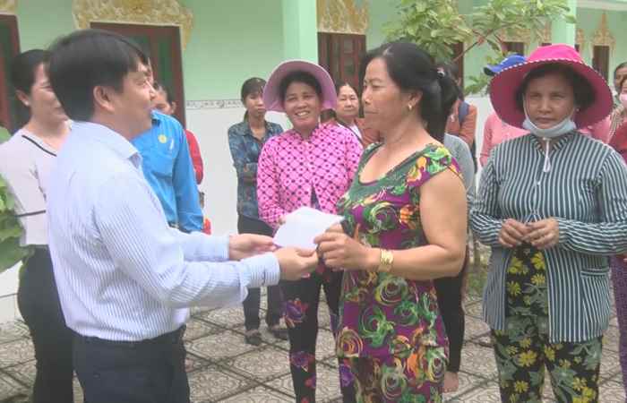 Lãnh đạo huyện Cù Lao Dung thăm, tặng quà cho đội ghe Ngo nữ chùa Kos Tung