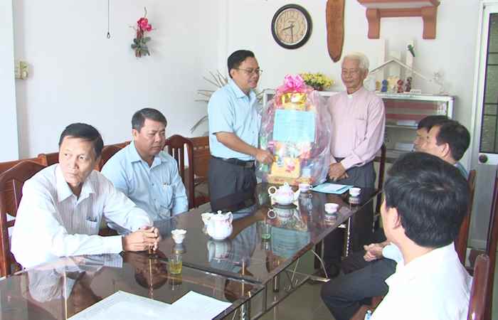 Lãnh đạo thị xã Ngã Năm chúc mừng Giáng sinh năm 2022 tại Nhà thờ Cái Trầu  