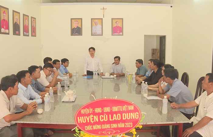 Cù Lao Dung: Lãnh đạo huyện chúc mừng Giáng sinh Nhà nguyện Cồn tròn