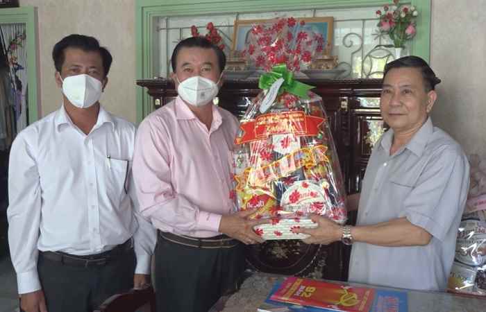 Huyện Long Phú thành lập các đoàn chúc Tết gia đình chính sách, cán bộ hưu trí
