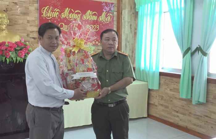 Ngã Năm: Ủy ban Đoàn kết Công giáo chúc Tết Thị uỷ - UBND thị xã Ngã Năm