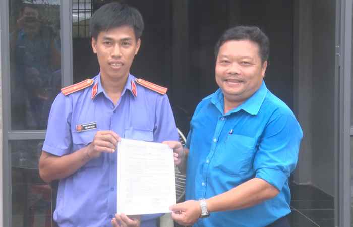 LĐLĐ huyện Cù Lao Dung trao quà Tết cho đoàn viên nghèo  