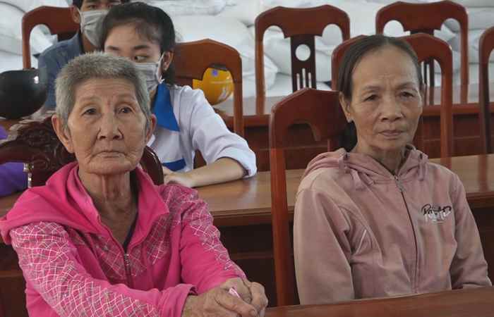 Mỹ Tú: Ngân hàng Chính sách xã hội và LĐLĐ huyện trao quà Tết cho hộ nghèo