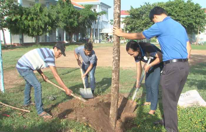 Long Phú phát động trồng cây kỷ niệm 133 năm ngày sinh của Bác