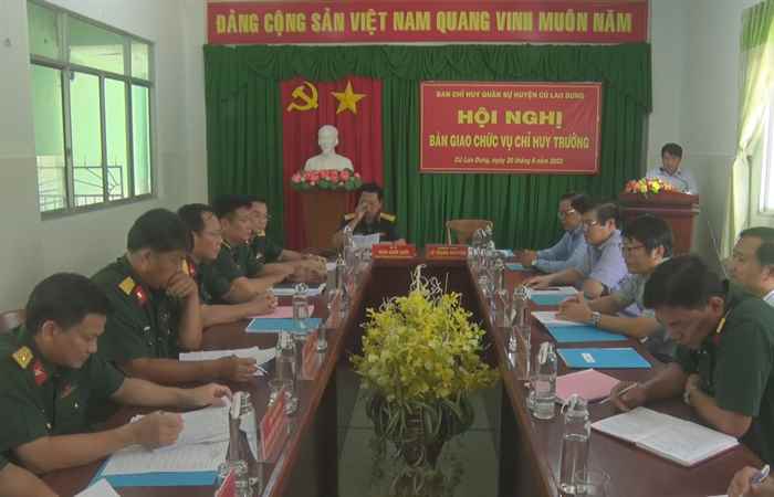 Cù Lao Dung: Ban Chi huy quân sự bàn giao nhiệm vụ Chỉ huy trưởng 