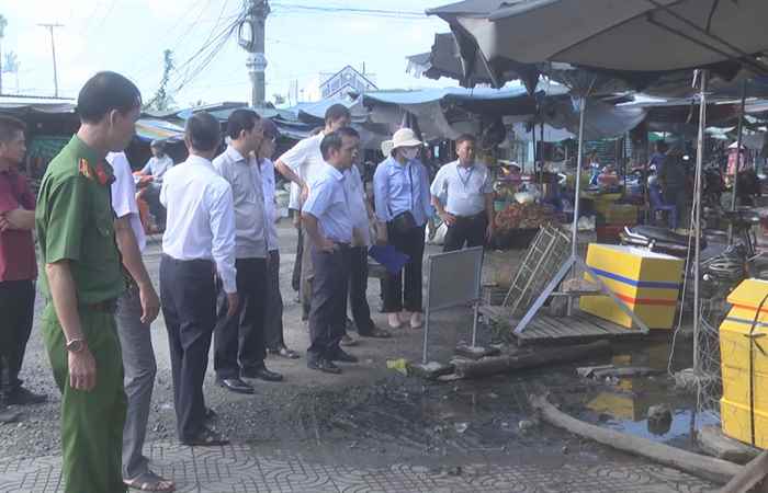 Mỹ Tú: Lãnh đạo huyện khảo sát việc sắp xếp, định hướng phát triển thương mại - dịch vụ chợ thị trấn Huỳnh Hữu Nghĩa
