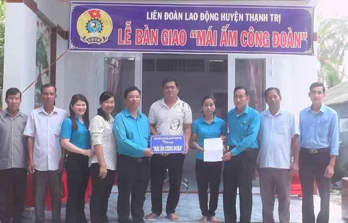 Thạnh Trị: Liên đoàn lao động bàn giao nhà mái ấm công đoàn cho đoàn viên khó khăn về nhà ở