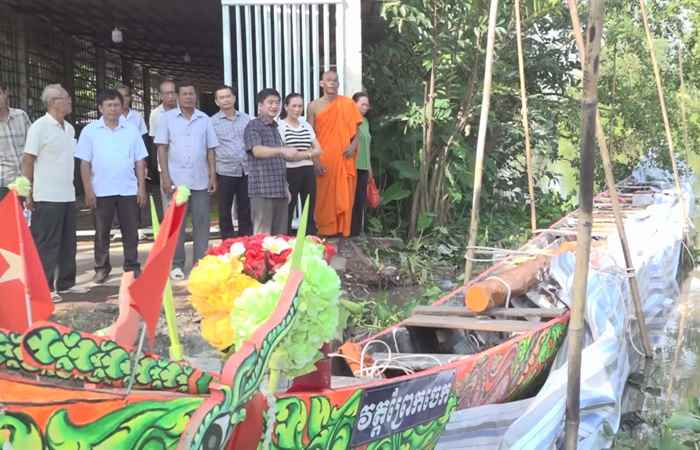 Ngã Năm: Bí thư Thị ủy thăm và hỗ trợ tiền cho 2 đội ghe Ngo
