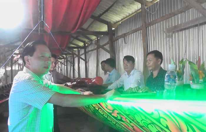  Thạnh Trị: Lãnh đạo huyện hỗ trợ kinh phí cho đội ghe Ngo Ông Kho