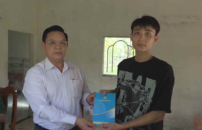 Huyện uỷ Mỹ Tú thăm, động viên, tặng quà thanh niên chuẩn bị lên đường nhập ngũ năm 2024