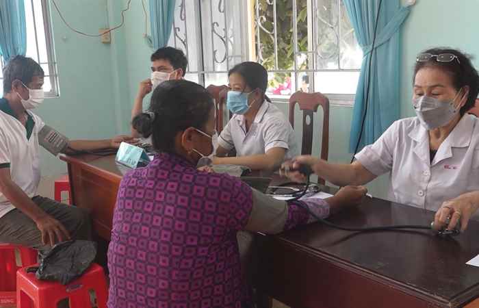 Mỹ Tú: Khám bệnh, cấp thuốc miễn phí, tặng quà cho bà con Khmer nghèo xã Phú Mỹ