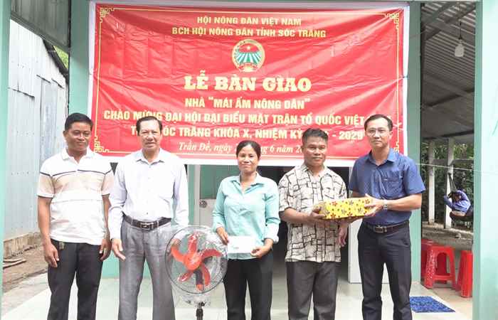 Trần Đề: Hội Nông dân bàn giao nhà “Mái ấm Nông dân”  