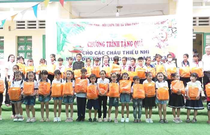 Vĩnh Châu: Hội Liên hiệp phụ nữ tặng quà Trung thu cho Thiếu nhi có hoàn cảnh khó khăn
