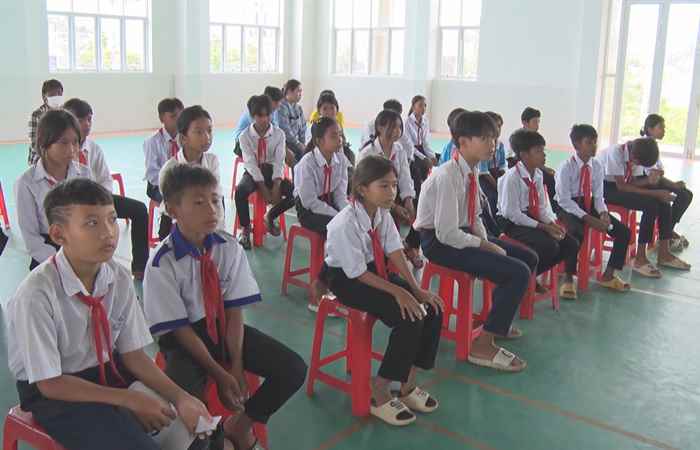 Hội Chữ thập đỏ tỉnh Sóc Trăng trao tặng xe đạp cho học sinh nghèo