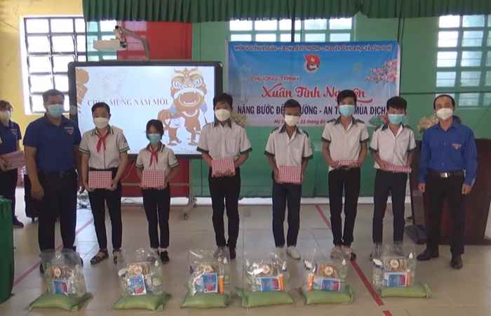 Đoàn Khối các Cơ quan Sóc Trăng với Chương trình Xuân tình nguyện “nâng bước đến trường - an toàn mùa dịch”
