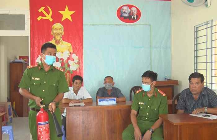 Công an huyện Trần Đề tuyên truyền về công tác phóng cháy, chữa cháy tại hộ gia đình