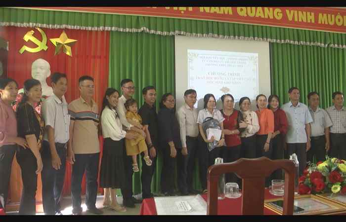 Châu Thành: Hội Khuyến học tặng học bổng cho học sinh khó khăn trường THPT Thuận Hòa